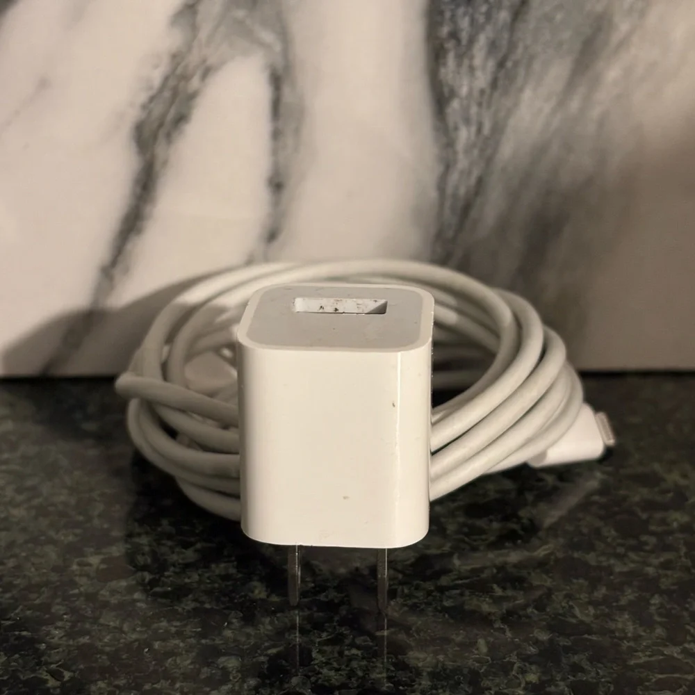 Apple iPhone 8 Plus att in White with White Lightning Charger